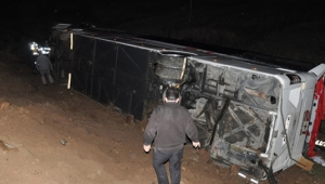 Yolcu otobüsü tarlaya uçtu: 39 yaralı
