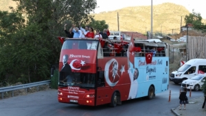Bayraklı'da 19 Mayıs Coşkusu Mahallelerde Yaşandı