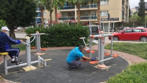 Bornova'da tam kapanmada parklar yenilendi