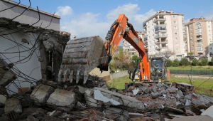 Gaziemir’de riskli yapılar yıkılıyor
