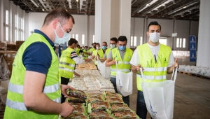 İzmir Büyükşehir Belediyesi hem üreticiye hem dar gelirli ailelere destek oluyor