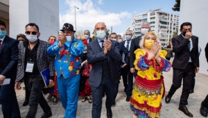 İzmir sanatçılarıyla el ele