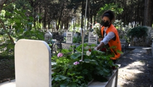 Kuşadası Belediyesi Mezarlıkları çiçeklerle Donattı