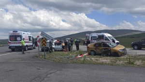 Ardahan'da taksi ile otomobil çarpıştı: 3 yaralı