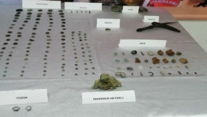 Ardahan'da yolcu otobüsünün bagajında 179 tarihi eser ele geçirildi