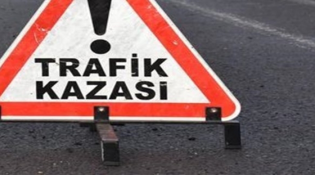  Ardahan kara yolunun Bölge Trafik Kavşağında otomobil refüje çarptı: 2'si çocuk 3 yaralı