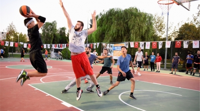 Bornova'da basketbol sahaları yenileniyor