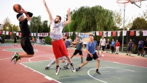 Bornova'da basketbol sahaları yenileniyor