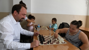 Çiğli Belediyesi’nden Çocuklara “Satranç Takımı” Hediyesi