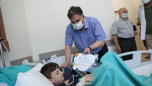 Doktor Başkandan Sünnet Çocuklarına ve Covid Aşısı Olanlara Moral Ziyareti
