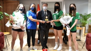 Hentbolde Gol Kraliçesi Bornova'dan
