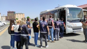 Kars'ta Yüzlerce kişiyi dolandıran sahte bahis çetesi adliyeye çıkarıldı