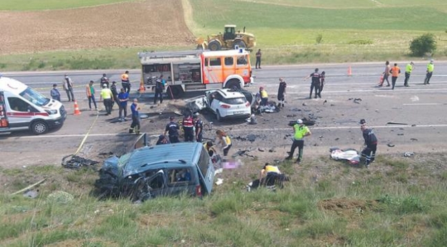 Katliam gibi kaza! İki aracın birbirine girmesi sonucu 3'ü çocuk 9 kişi yaşamını yitirdi