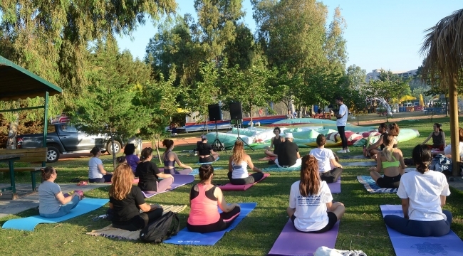 Kuşadası Belediyesi'nden Dünya Yoga Günü Etkinliği