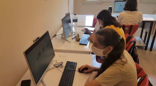 Bucalı gençler yaz tatilinde robotik kodlama öğreniyor