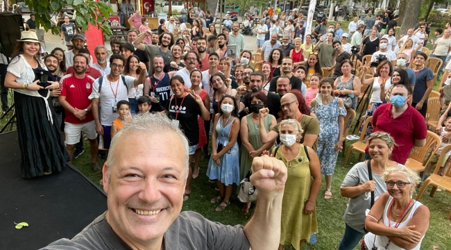 Beş gün boyunca tiyatroya doydular