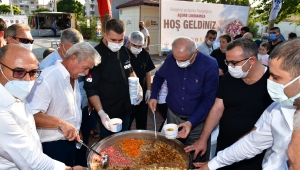 Çiğli'de aşure ikramı