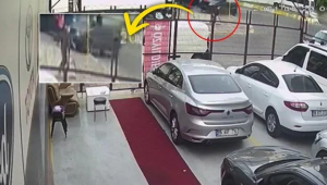 Ehliyetsiz sürücü kaldırıma çıktı: 1 kişi ağır yaralı
