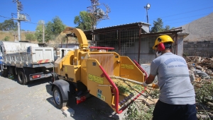 Karabağlar'a dal öğütme makinesi de kazandırıldı