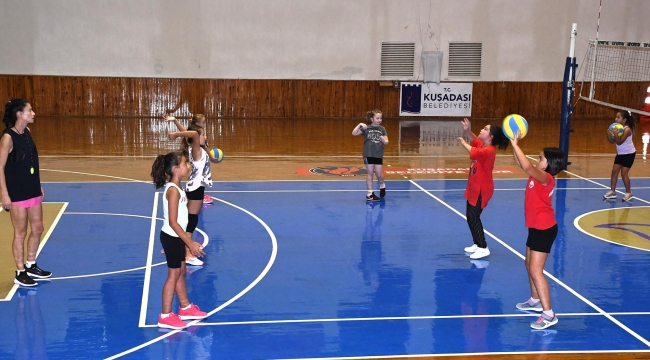 Kuşadalı miniklerin yaz tatili sporla renkleniyor