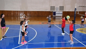 Kuşadalı miniklerin yaz tatili sporla renkleniyor