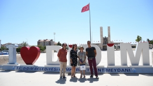 KUŞADASI BELEDİYE TİYATROSU'NDAN USTA SANATÇIYA VEFA ÖRNEĞİ