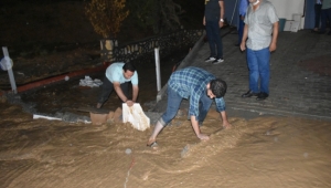 Malatya'yı sağanak vurdu: Caddeler göle döndü