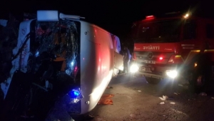 Manisa'da feci kaza! İşçi servisi otomobille çarpıştı