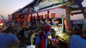 Manisa'da otobüs tıra çarptı: 9 ölü, 30 yaralı