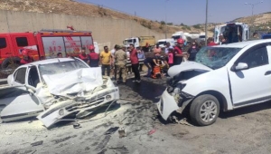 Otomobiller kafa kafaya çarpıştı; 3'ü ağır, 6 yaralı