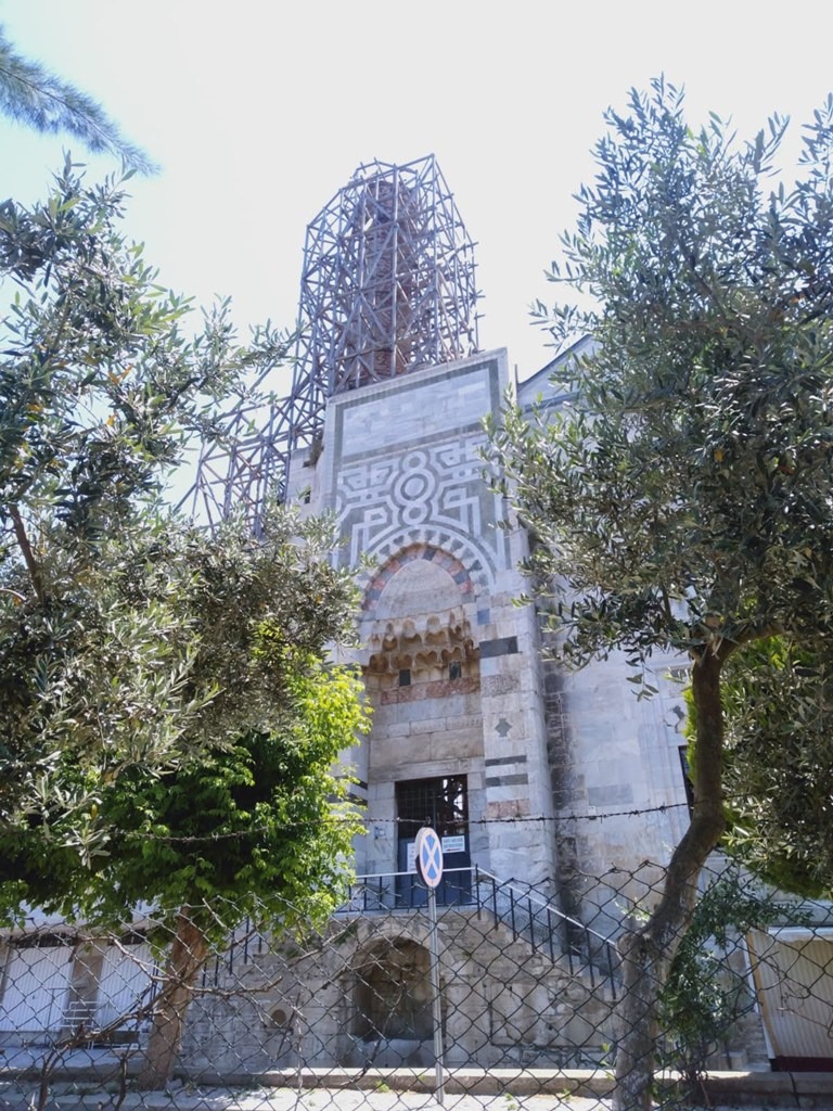 TARİHİ İSABEY CAMİ MİNARESİ YIKILMAK ÜZERE