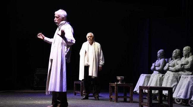 Tiyatronun azizlerinden Kuşadasın'da muhteşem performans
