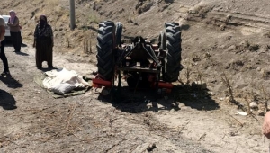 traktör devrildi: 1 ölü, 1 yaralı