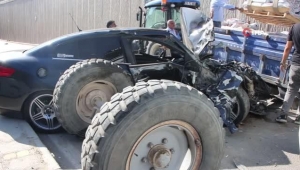  Traktör ile otomobil çarpıştı: 4 yaralı