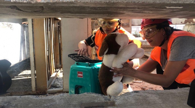 İzmir İtfaiyesi’nden afette kurtarılacak can dostlar için eğitim