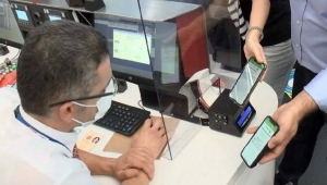 Tek doz aşıyla uçağa binemedi
