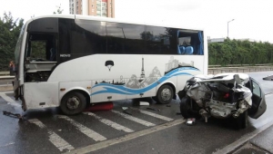 Ümraniye'de servis aracı otomobille çarpıştı: 6 yaralı