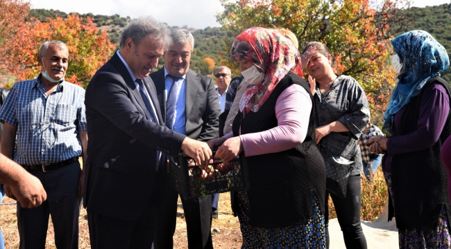 Başkan İduğ, tarlada çalışan kadınları ziyaret etti