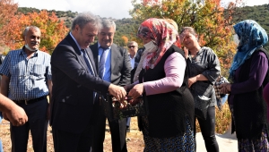 Başkan İduğ, tarlada çalışan kadınları ziyaret etti