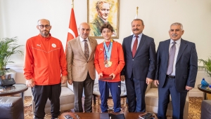 Başkan Soyer plaj güreşi şampiyonu Miraç Saraç’ı ağırladı