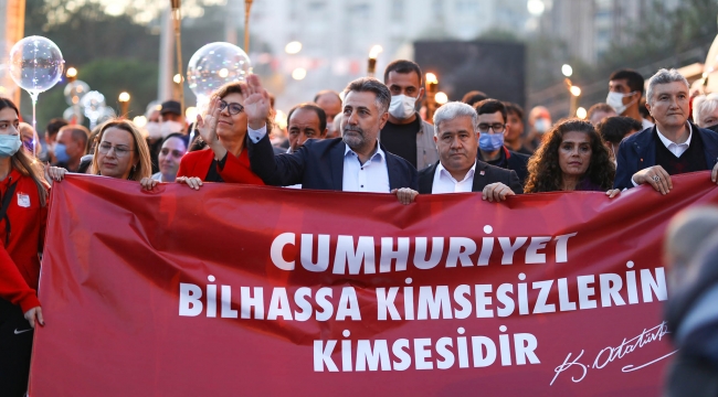 CUMHURİYET MEŞALESİ BİNLERİN COŞKUSUYLA BAYRAKLI’YI AYDINLATTI