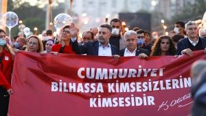 CUMHURİYET MEŞALESİ BİNLERİN COŞKUSUYLA BAYRAKLI’YI AYDINLATTI