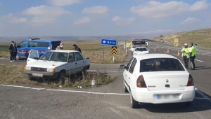  Göle kavşağında iki otomobil çarpıştı sürücüler yaralandı