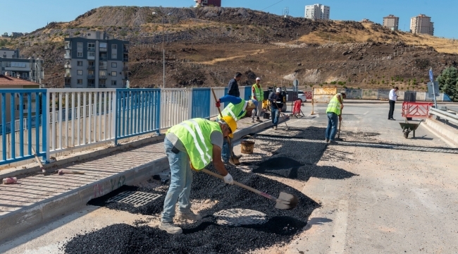 Karşıyaka ve Karabağlar'da yağmur suyu hattı çalışmaları sürüyor