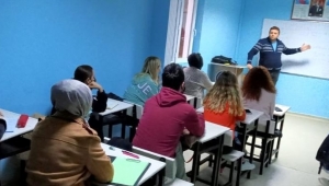 KINIK BELEDİYESİNİN KPSS KURSUNA YOĞUN İLGİ