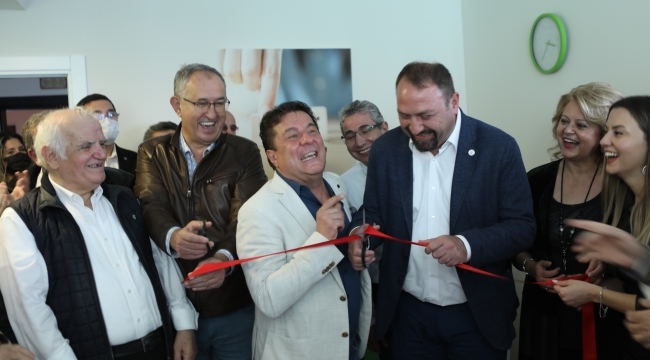 Siyaset üstü dayanışma İki rakip birlikte kurdele kesti…
