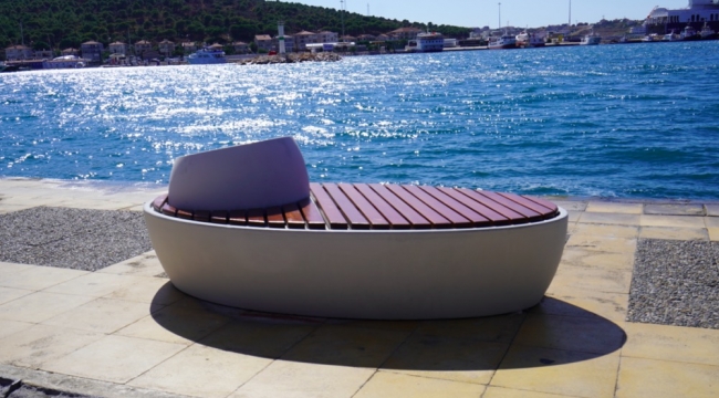 Yeni banklar Çeşme’ye çok yakıştı!