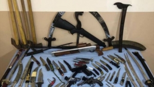 Ardahan'da bir evde 5 ruhsatsız tabanca, 2 av tüfeği ele geçirildi