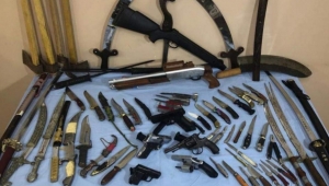 Ardahan'da Jandarma Suç Araştırma Timleri bir evde çok sayıda silah ve mühimmata el koydu