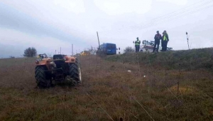 Yoldan çıkan traktör tarlaya uçtu: 1 yaralı